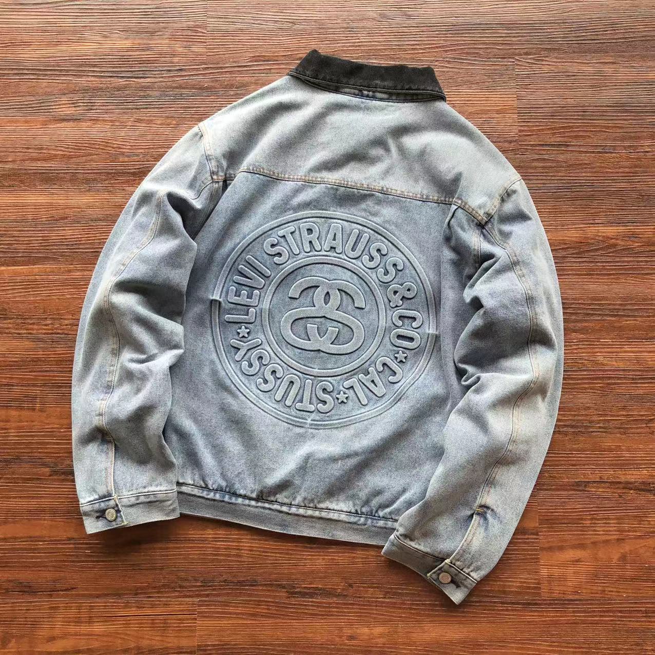 TRUCKER-JEANS JACKE MIT STUSSY X LEVIS-GEPRÄGUNG