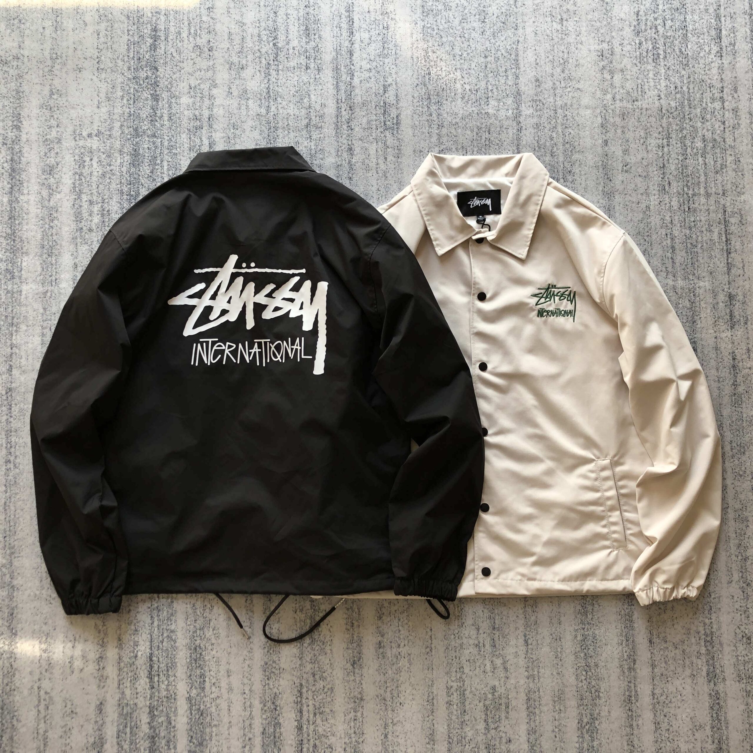 Stussy – Smooth Coach – Jacke Mit Internationalem Logo