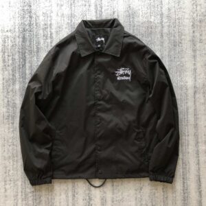 STUSSY – SMOOTH COACH – JACKE MIT INTERNATIONALEM LOGO